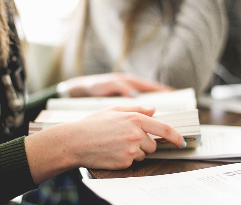 Photographie de mains qui tiennent un livre, et qui illustrent le fonds CPA, qui sert à financer les formations après examen des demandes.